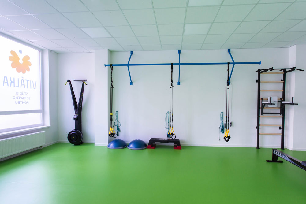 Vitálka - naše štúdio - nádherné zrenovované priestory štúdia Vitálka - zrkadlová stena, zelená podlaha, náradie na cvičenie.