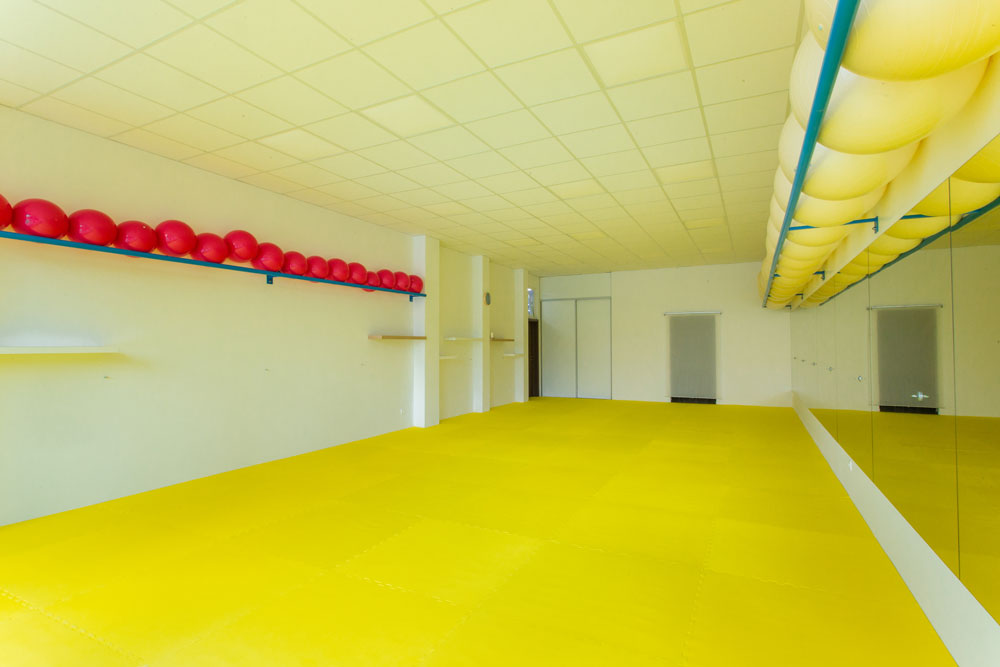 Vitálka - naše štúdio - nádherné zrenovované priestory štúdia Vitálka - zrkadlová stena, žltá podlaha, náradie na cvičenie, červené fitlopty.