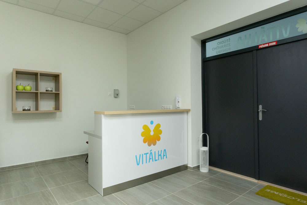 Vitálka - naše štúdio - nádherné zrenovované priestory štúdia Vitálka - recepčný pult v predu s logom Vitálka