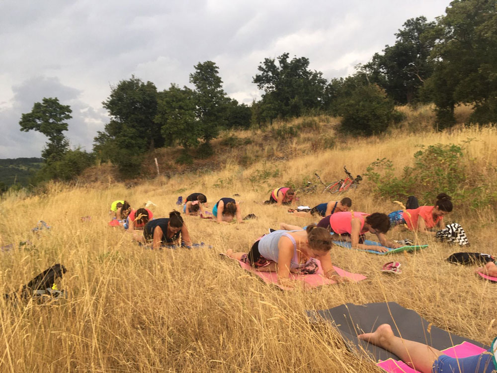 Vitálka - jóga na Starej hore - ľudia cvičiaci jógu vo vysokej jesennej tráve.
