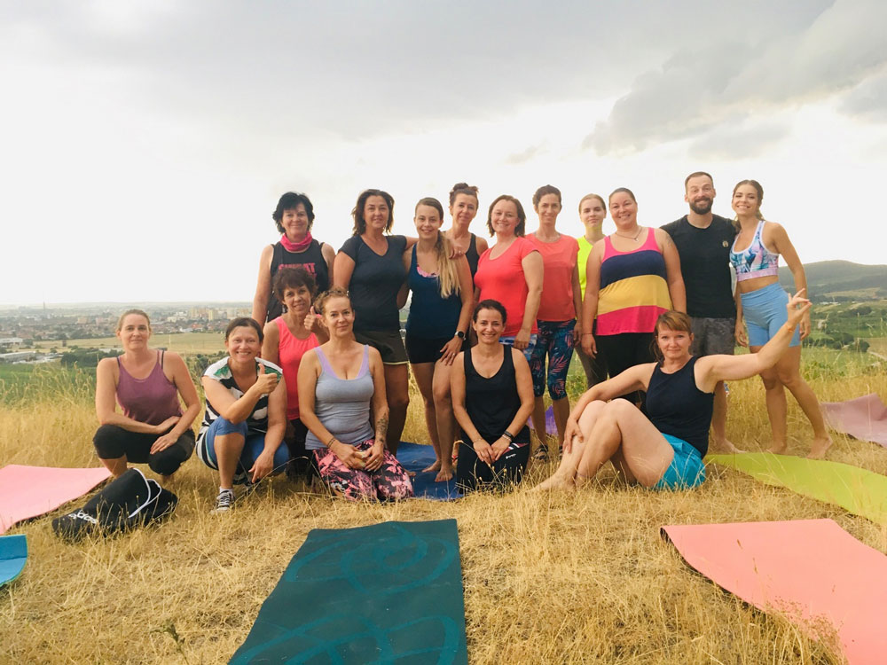 Vitálka - jóga na Starej hore - spoločná fotka ľudí po cvičení jógy na lúke